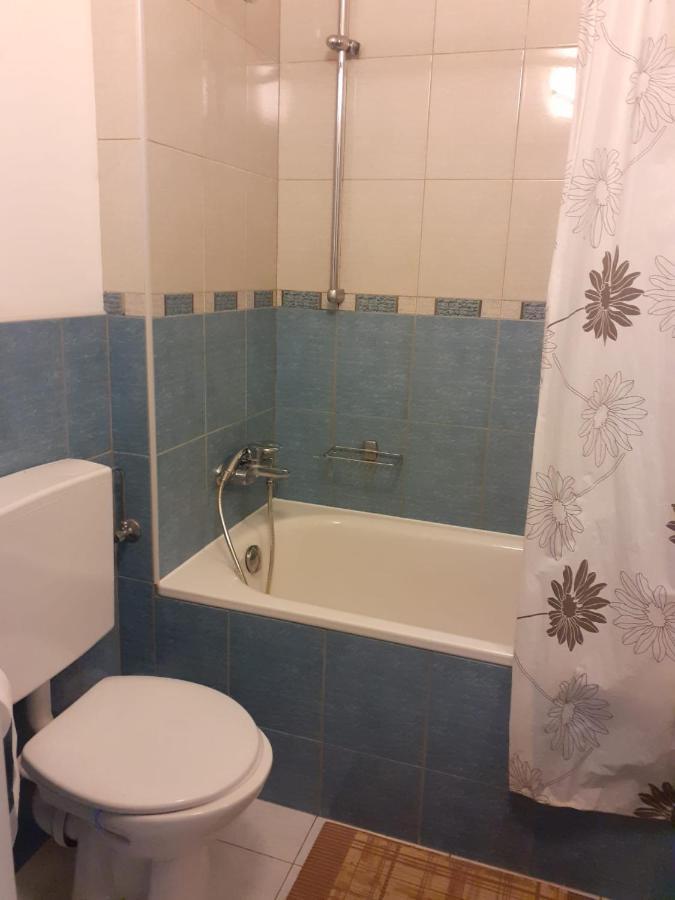 Km House Cerny Most Hostel Praha Bagian luar foto
