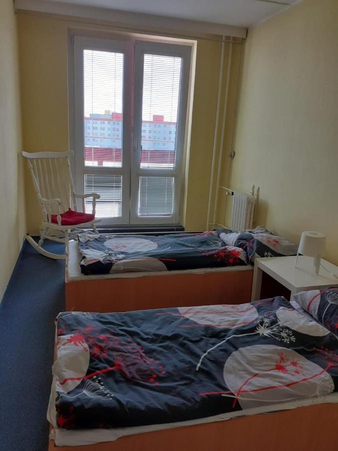 Km House Cerny Most Hostel Praha Bagian luar foto