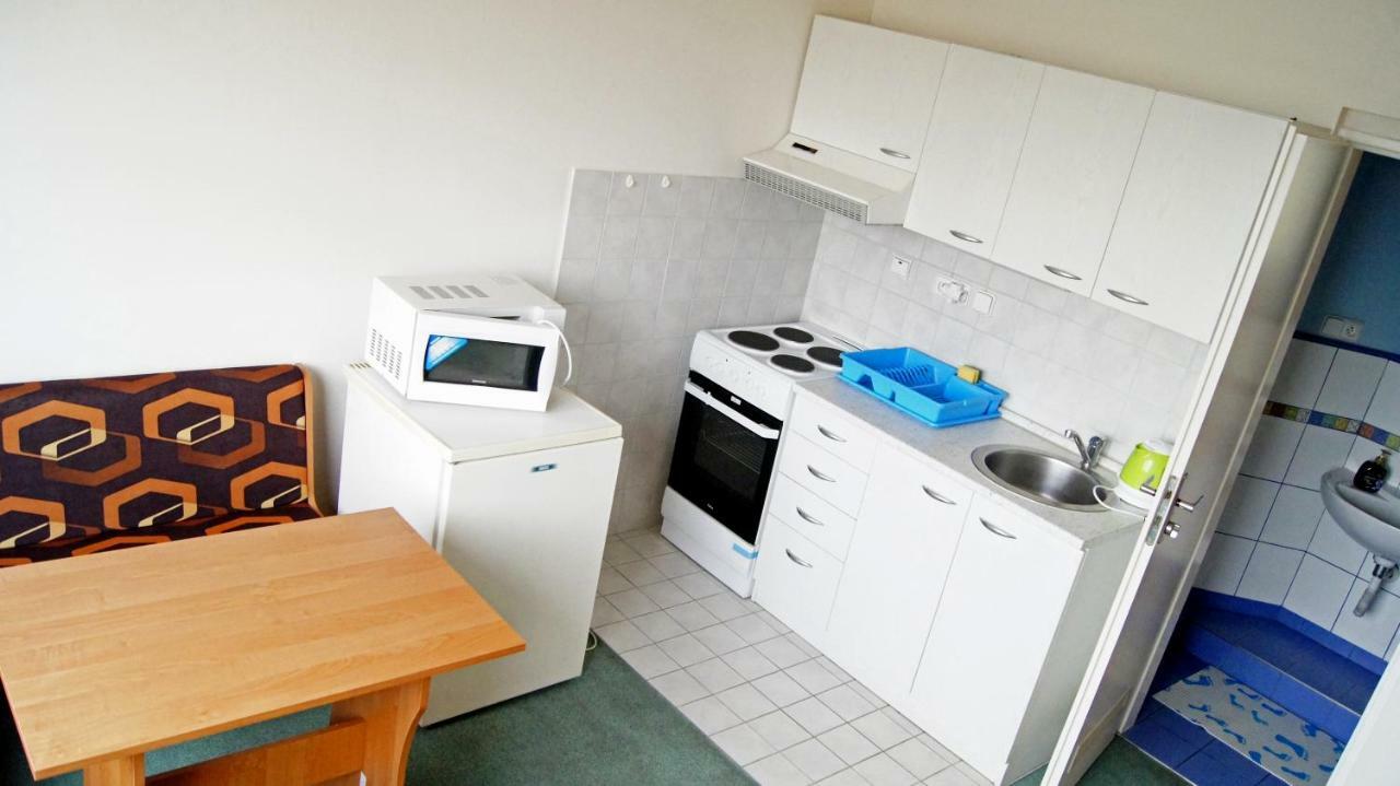 Km House Cerny Most Hostel Praha Bagian luar foto