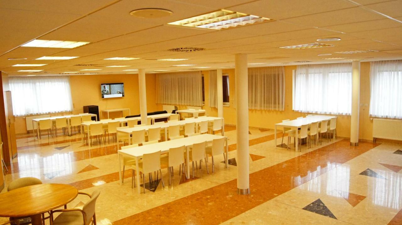 Km House Cerny Most Hostel Praha Bagian luar foto