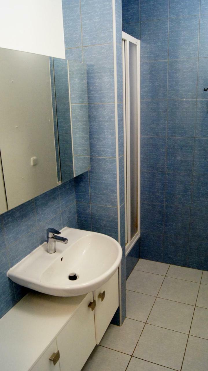 Km House Cerny Most Hostel Praha Bagian luar foto