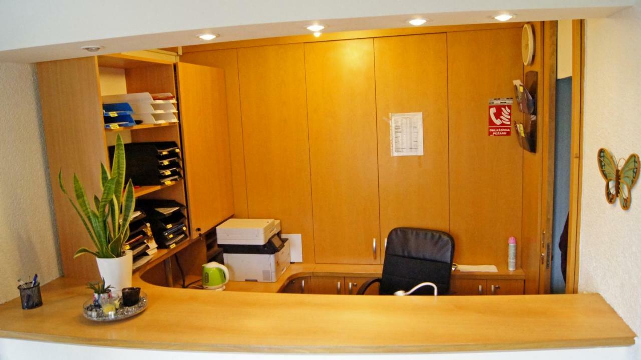 Km House Cerny Most Hostel Praha Bagian luar foto