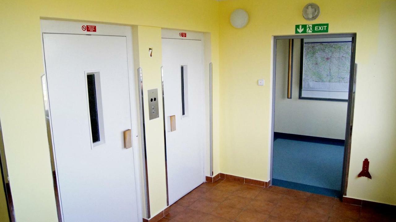 Km House Cerny Most Hostel Praha Bagian luar foto