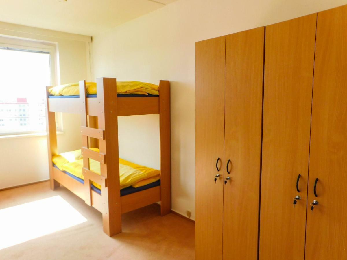 Km House Cerny Most Hostel Praha Bagian luar foto
