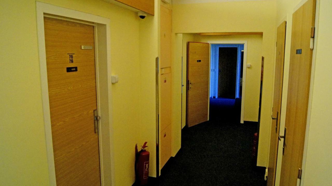 Km House Cerny Most Hostel Praha Bagian luar foto