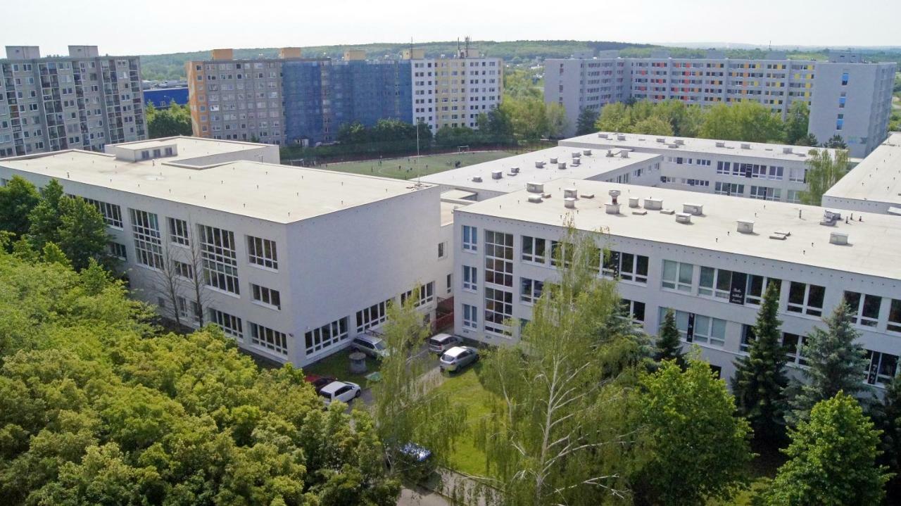 Km House Cerny Most Hostel Praha Bagian luar foto