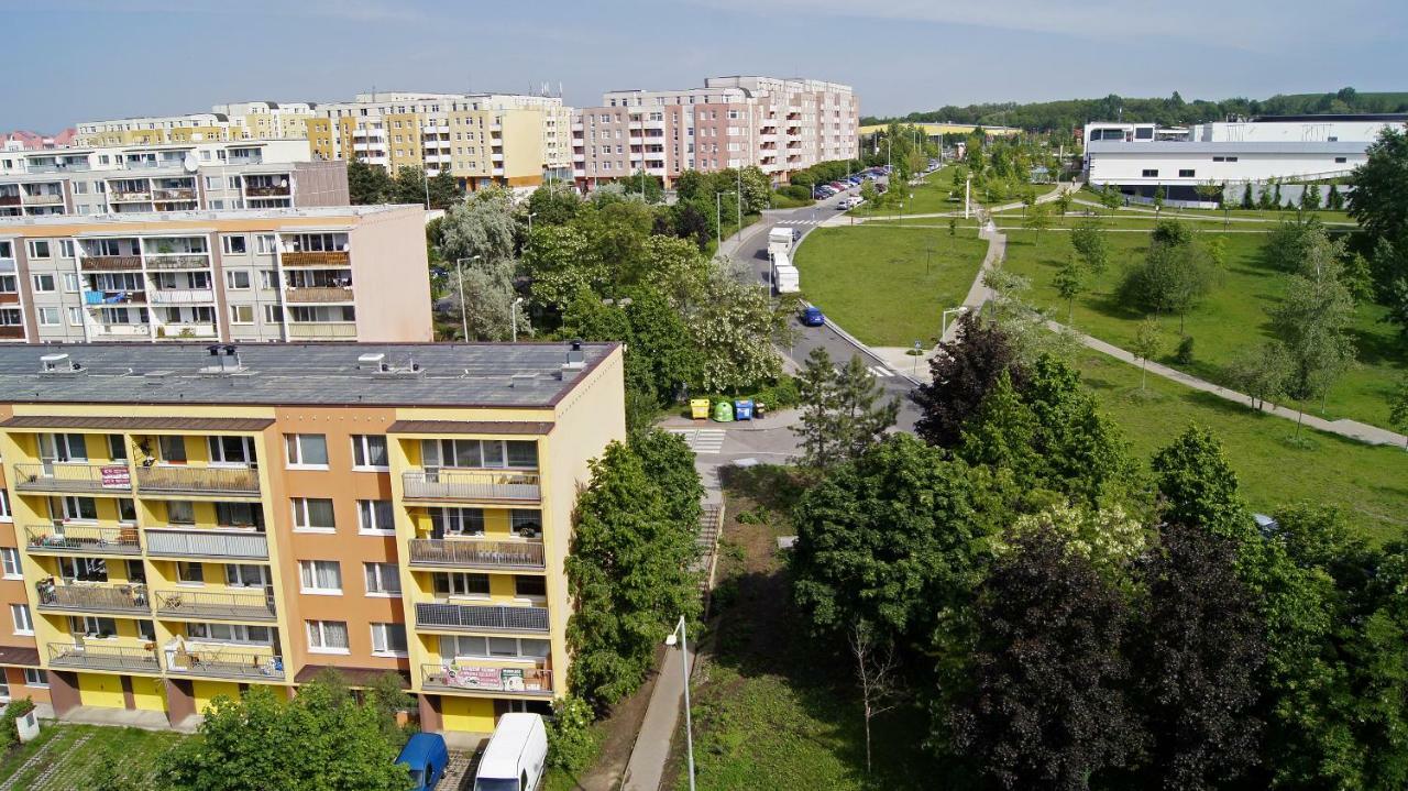 Km House Cerny Most Hostel Praha Bagian luar foto