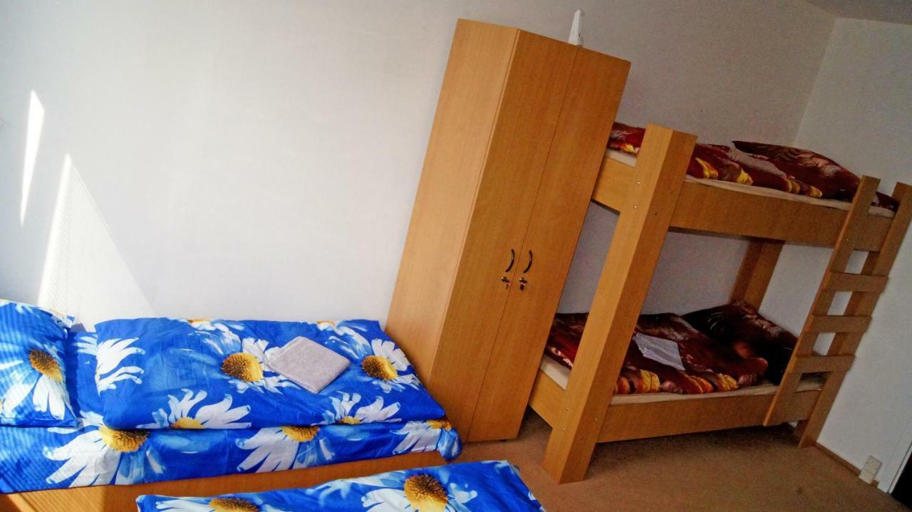 Km House Cerny Most Hostel Praha Bagian luar foto