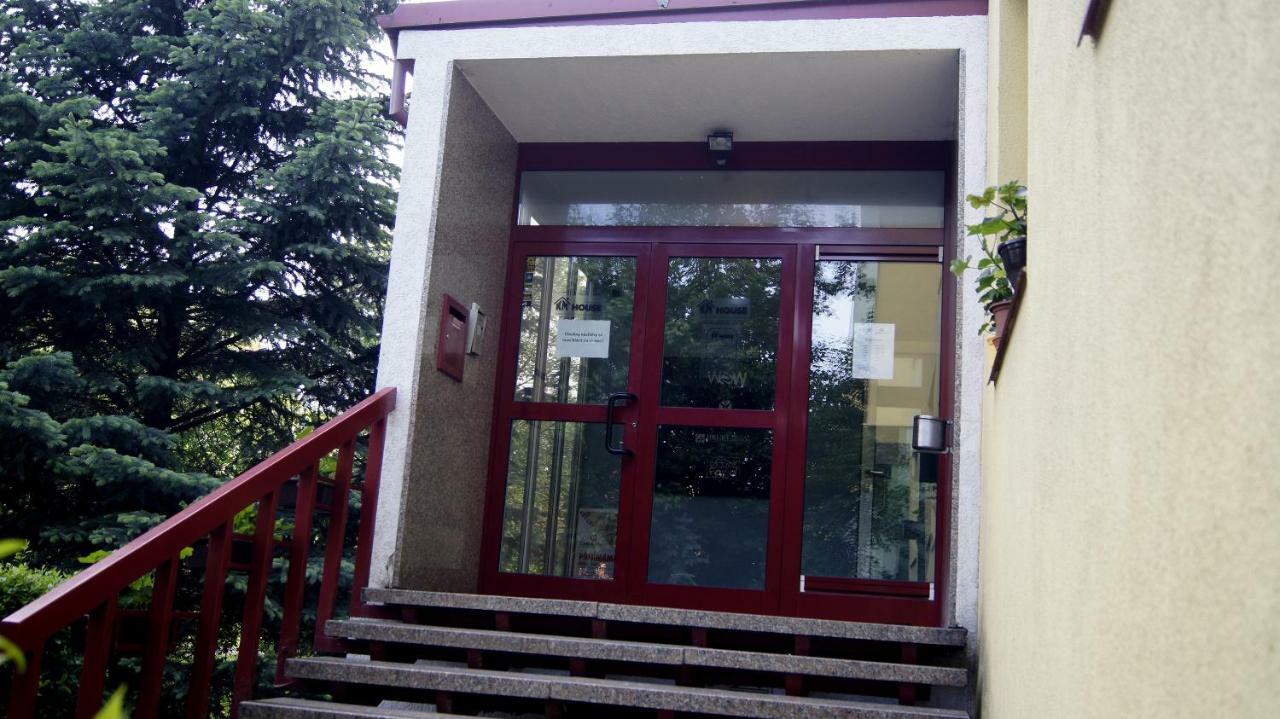 Km House Cerny Most Hostel Praha Bagian luar foto