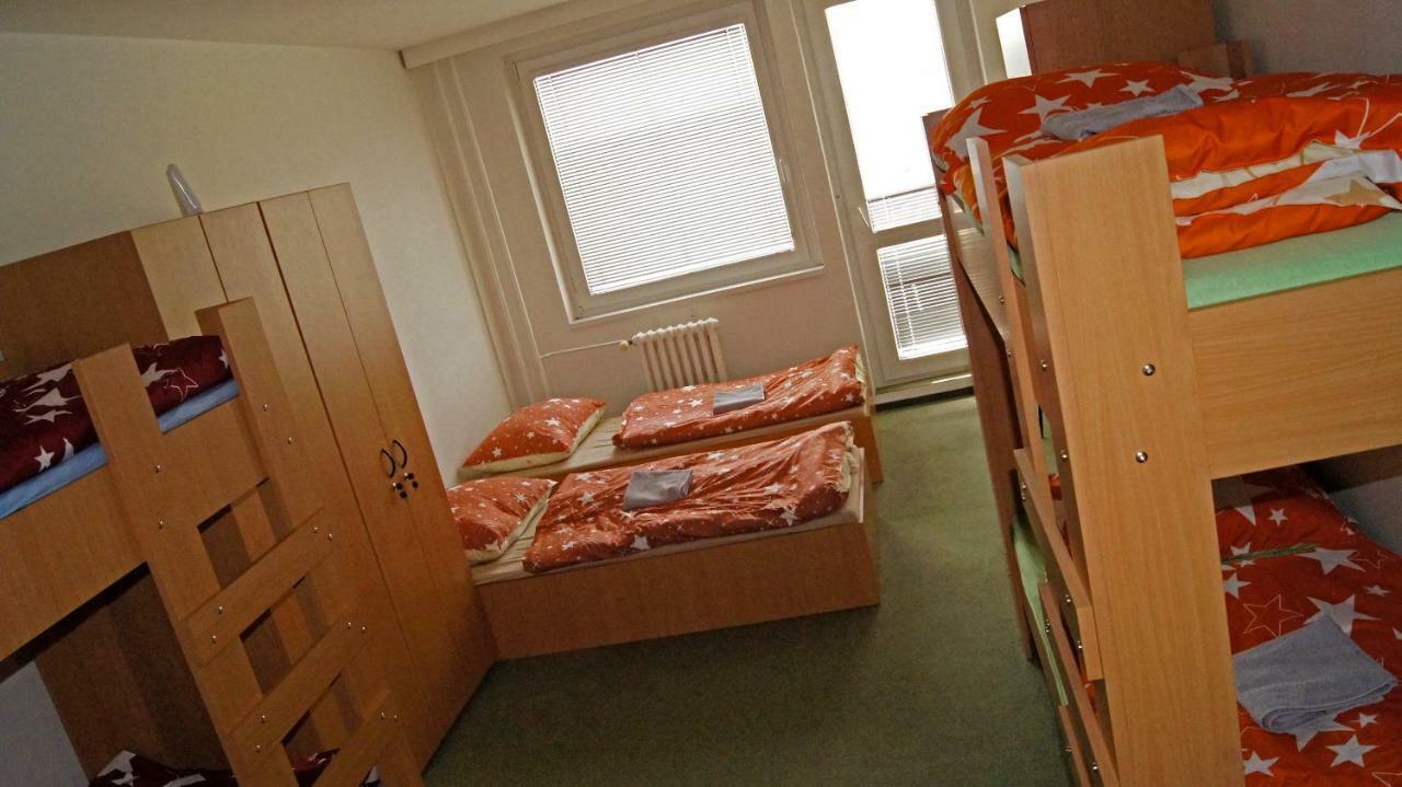 Km House Cerny Most Hostel Praha Bagian luar foto