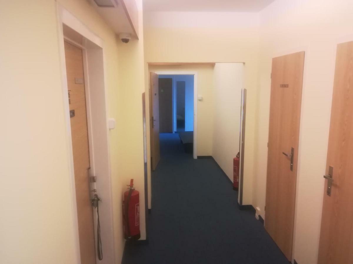 Km House Cerny Most Hostel Praha Bagian luar foto