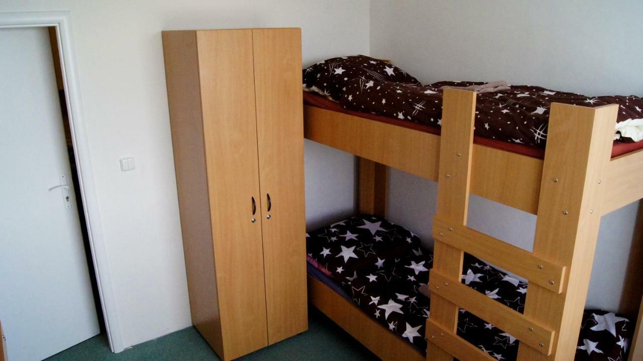 Km House Cerny Most Hostel Praha Bagian luar foto