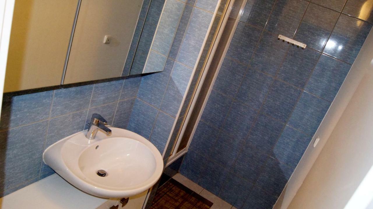 Km House Cerny Most Hostel Praha Bagian luar foto